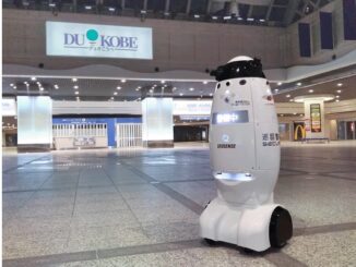 「デュオこうべ」で、稼働する自律移動警備ロボット「SQ-2（エスキューツー）」