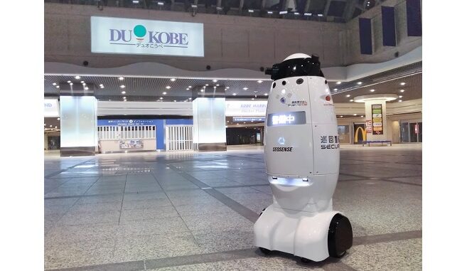 「デュオこうべ」で、稼働する自律移動警備ロボット「SQ-2（エスキューツー）」