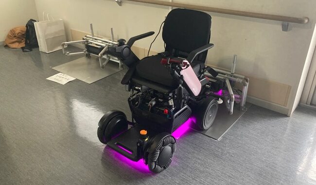 東京女子医科大病院が院内搬送で導入する電動車いす「WHILL CR2」