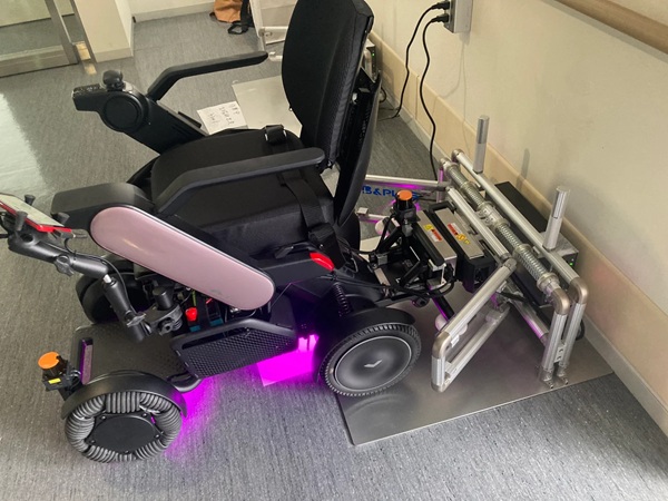 ビー・アンド・プラス、東京女子医科大病院が院内搬送用の電動車いすにワイヤレス充電導入 0403bandbplus4 - ビー・アンド・プラス、東京女子医科大病院が院内搬送用の電動車いすにワイヤレス充電導入