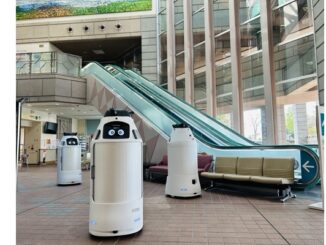 神戸市立西神戸医療センター内で走行する3台の「FORRO（フォーロ）」