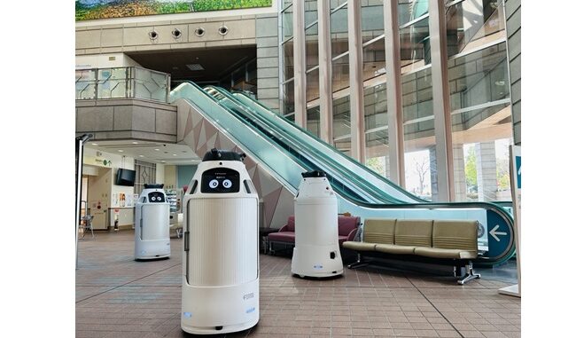 神戸市立西神戸医療センター内で走行する3台の「FORRO（フォーロ）」