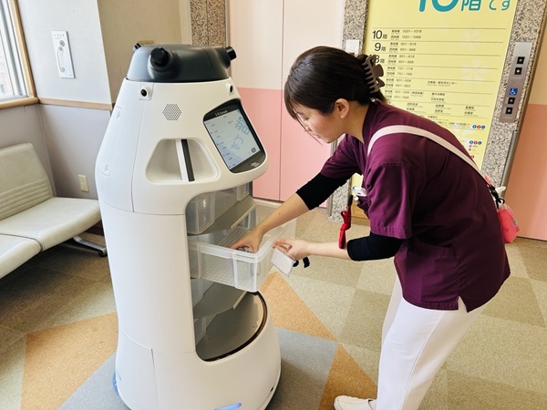 0413kawasaki2 - 神戸市立西神戸医療センター、配送ロボット「FORRO」運用開始 検体・薬剤配送を効率化