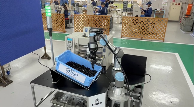 那須梱包が導入したバラ積みピッキングロボット「シンカー Model A（モデルエー）」