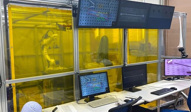 ラボ内の最新の産業用ロボットとモニタリングシステムを備えた実証環境