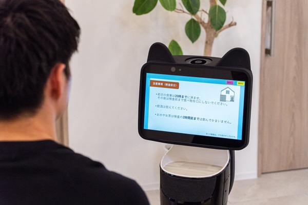 USEN-ALMEX、AIエージェント搭載クリニック案内ロボ「ATOI-PLUS」 受付業務を自動化 0514usen2 - USEN-ALMEX、AIエージェント搭載クリニック案内ロボ「ATOI-PLUS」 受付業務を自動化