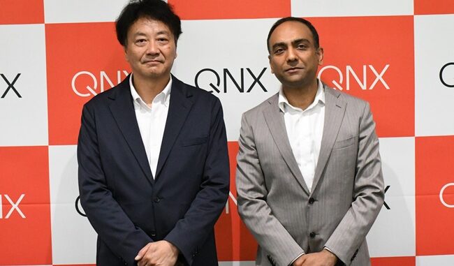 （左から）調査レポートを発表した木内志朗・QNX Japanプリンシパルフィールドアプリケーションエンジニアとアガルワル・サッチン・QNX Japanカントリーセールスディレクター