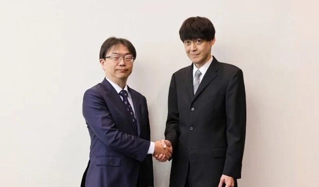 （左から）加賀邦彦・三菱電機執行役副社長兼CTOと、古田貴之・千葉工業大学常任理事・未来ロボット技術研究センター所長