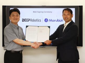 MOU調印式。（左から）DEEP Robotics Director of Northeast Asiaの李昌波氏、丸文ディオネカンパニー長の樋口氏