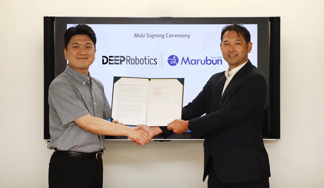 MOU調印式。（左から）DEEP Robotics Director of Northeast Asiaの李昌波氏、丸文ディオネカンパニー長の樋口氏