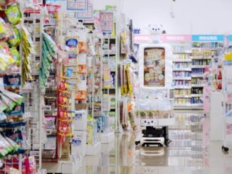 ウエルシア薬局の店舗で稼働するストアロボット「Armo」