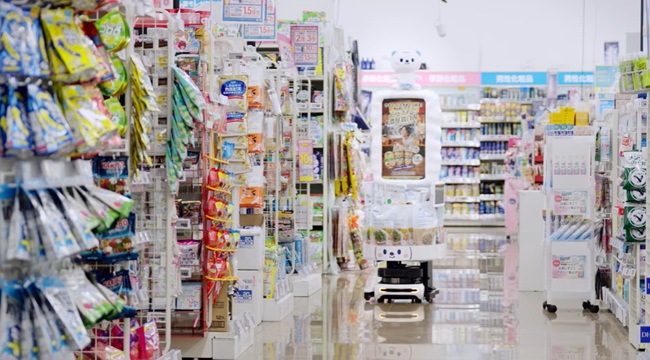 ウエルシア薬局の店舗で稼働するストアロボット「Armo」