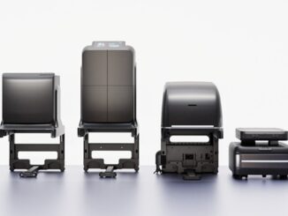 ロボパスの多機能サービスロボット「RP-X100」（右）と関連ユニット