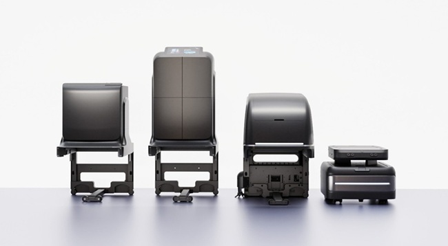 ロボパスの多機能サービスロボット「RP-X100」（右）と関連ユニット