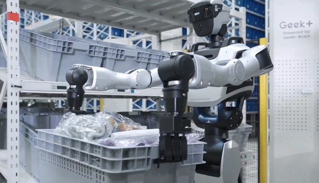 コンテナを持ち上げ移動するヒューマノイドロボット「Gino」