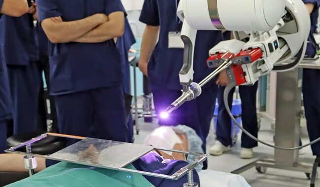 「ダビンチSP」による頭頸部がん手術のイメージ（シミュレーション）