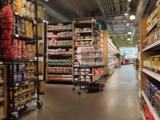 フードセラー・マーケットの店舗で稼働するストアロボット「Armo One」