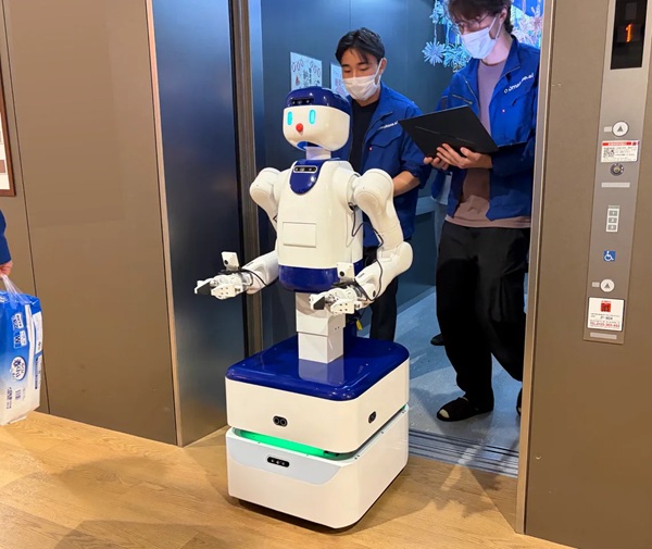 ジールス、桜十字の介護施設でヒューマノイド「D1」実証 案内・運搬・配茶を検証 0914zeals2 - ジールス、桜十字の介護施設でヒューマノイド「D1」実証 案内・運搬・配茶を検証