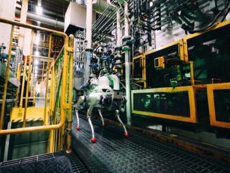 NSK工場内で点検する四足歩行ロボットの試作機