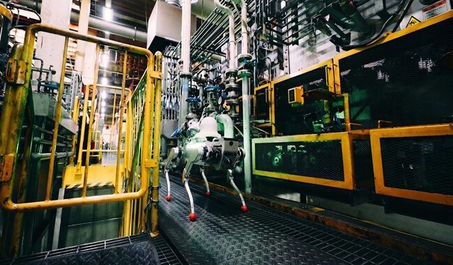 NSK工場内で点検する四足歩行ロボットの試作機