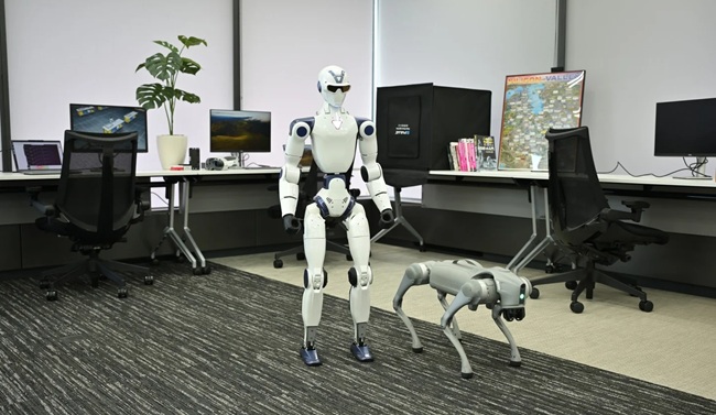 「フィジカルAI共創Lab」で活用するヒューマノイドロボットと四脚ロボット