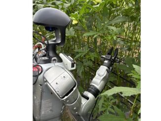 鹿児島県内のオクラ農場で実証するヒューマノイドロボット「Unitree G1」