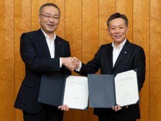 （左から）山口賢治・ファナック社長兼CEO、德永俊昭・日立製作所執行役社長兼CEO