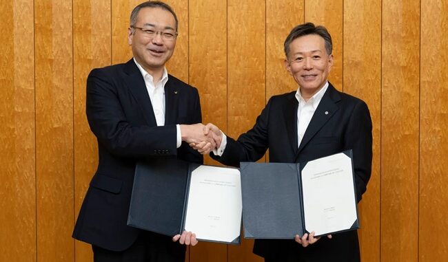 （左から）山口賢治・ファナック社長兼CEO、德永俊昭・日立製作所執行役社長兼CEO