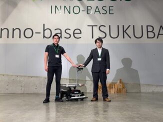 （左から）「サウザー」の特別モデルを発表した、安倍正貴・日本AIセンターホールディングス代表取締役と松下裕介・Doog執行役員経営企画室長