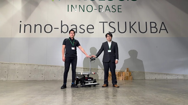 （左から）「サウザー」の特別モデルを発表した、安倍正貴・日本AIセンターホールディングス代表取締役と松下裕介・Doog執行役員経営企画室長