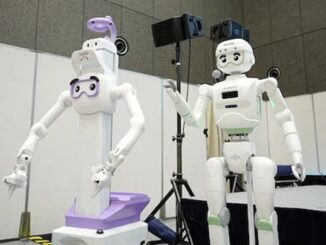 車輪型双腕ロボット「C1」（左）と二足歩行ヒューマノイドロボット「H1」