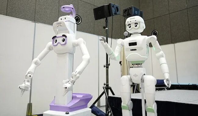 車輪型双腕ロボット「C1」（左）と二足歩行ヒューマノイドロボット「H1」
