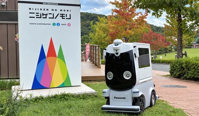 淡路島公園の「ニジゲンノモリ」を走行する自動搬送ロボット「ハコボ」