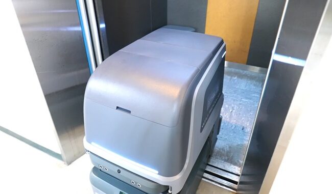 エレベーターに自律乗降する清掃ロボット