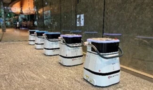 エレベーターと連携して自律移動する清掃ロボット「J35」